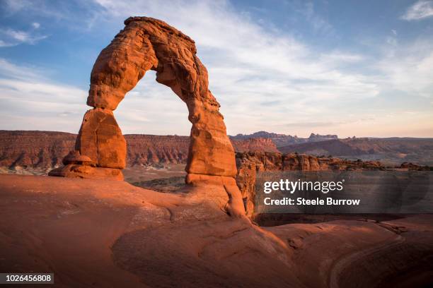 delicate arch in arches national park, utah - arco natural imagens e fotografias de stock