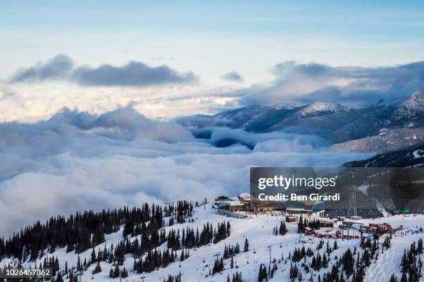whistler blackcomb ski resort, whistler, british columbia, canada - mont blackcomb photos et images de collection