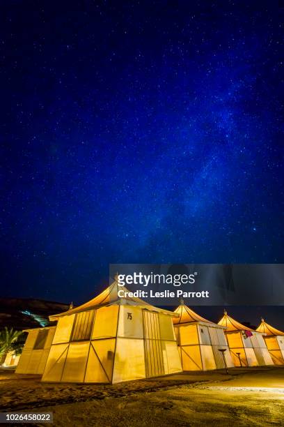 bedouin tents at night, bait ali camp, wadi rum, aqaba, jordan - desert camping stockfoto's en -beelden