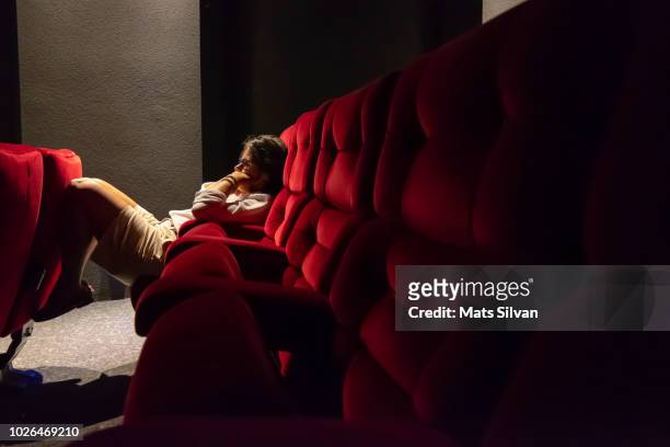 woman sitting alone in cinema - solo 2018 film foto e immagini stock