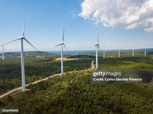 wind turbines in spain - wind energy - fotografias e filmes do acervo
