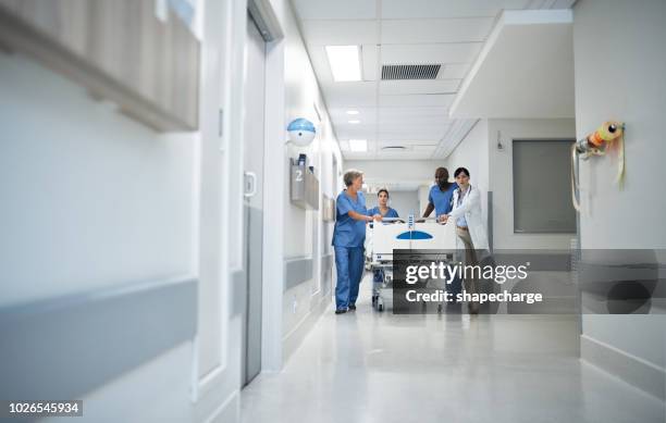 le hacia una nueva sala de - hospital gurney fotografías e imágenes de stock