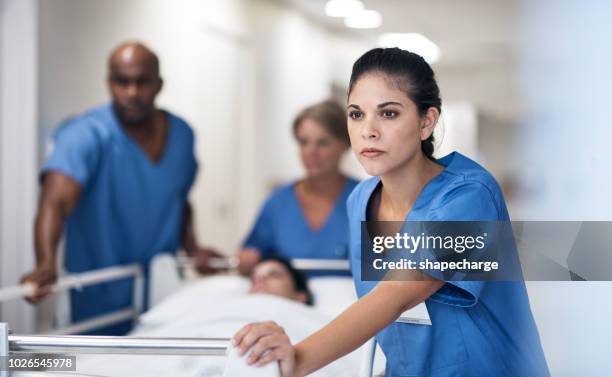 ella sabe que la vida está en sus manos - urgencia fotografías e imágenes de stock