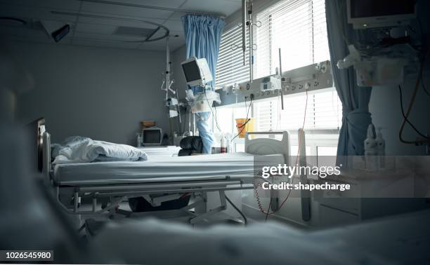 klaar voor de post op herstel - hospital bed stockfoto's en -beelden