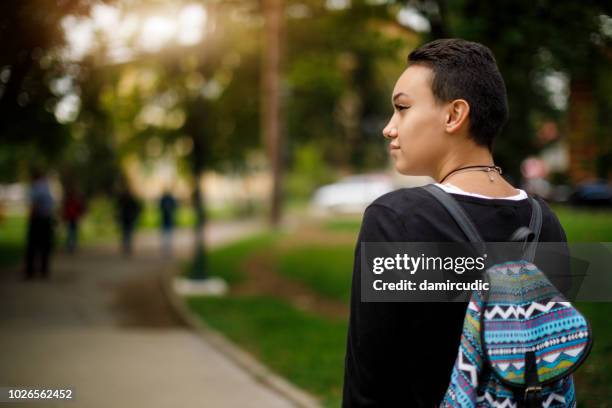 vrouwelijke college studenten op universiteitscampus - cute college girl stockfoto's en -beelden