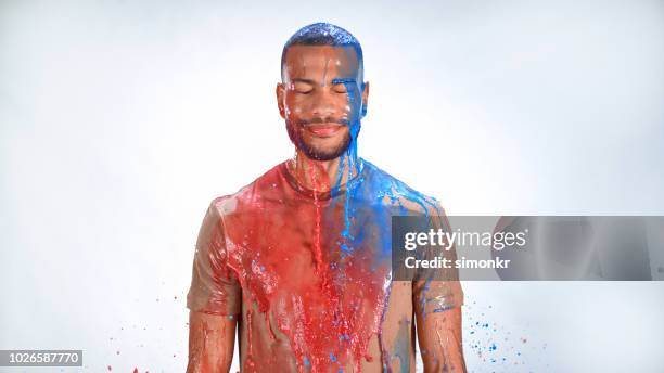 pinturas de acuarela salpicaduras en hombre - man splashed with colour fotografías e imágenes de stock