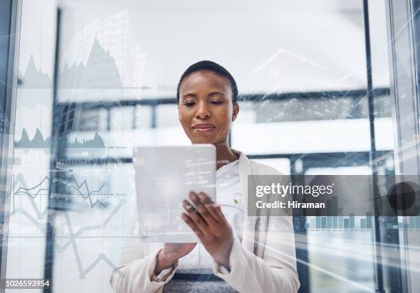 met behulp van de beste rekenwerk app - mature business woman digital tablet corporate professional stockfoto's en -beelden