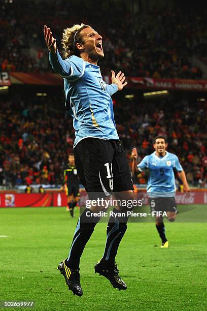 Diego Forlan Ripped 5.889 Diego Forlan Imágenes Stock Photos, High-Res Pictures, and Images ...