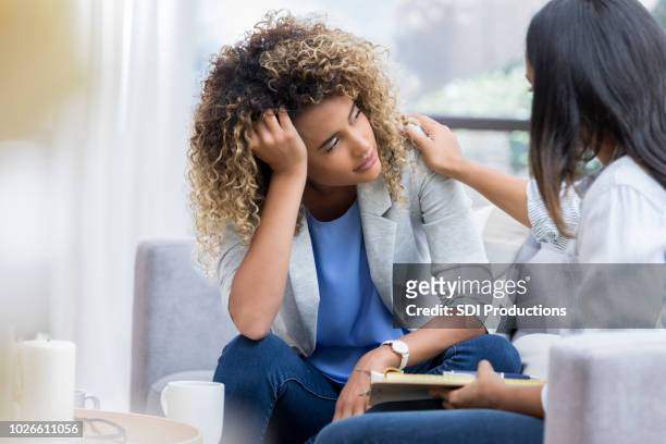 depressieve jonge vrouw praat met therapeut - work stress stockfoto's en -beelden