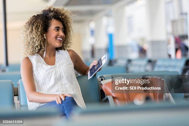 upphetsad oberoende kvinna resor utomlands - woman airplane headphones bildbanksfoton och bilder