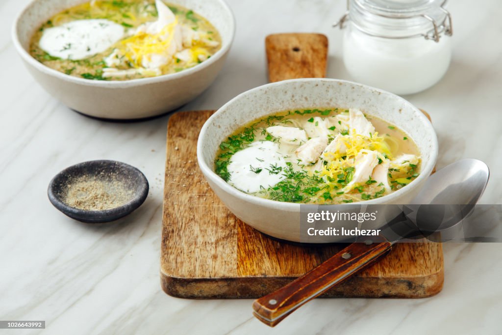 Sopa de pollo quinoa con limón herby