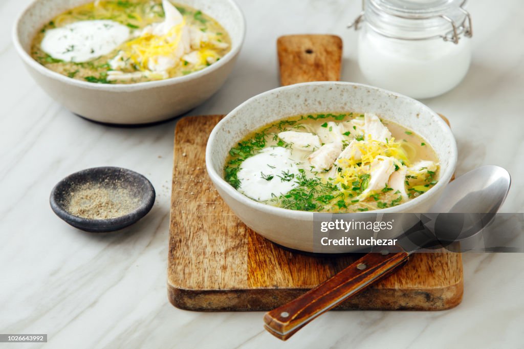 Sopa de galinha de quinua com limão herby