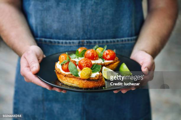 bruschetta mit ricotta, cherry-tomaten und basilikum - antipasto stock-fotos und bilder