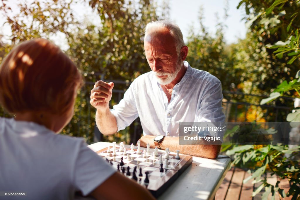 Spielen Sie Schach-Großvater-Enkel