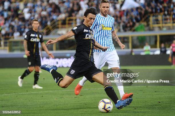 Roberto Inglese of Parma Calcio kicks towards the goal during the serie A match between SPAL and Parma Calcio at Stadio Renato Dall'Ara on August 26,...