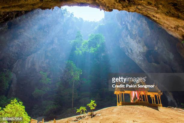royal pavilion in the phraya nakhon cave. - phraya nakhon cave stockfoto's en -beelden