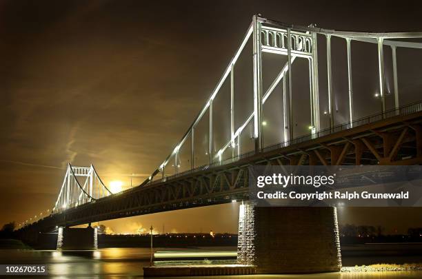 bridge by moonlight - クレフェルド ストックフォトと画像