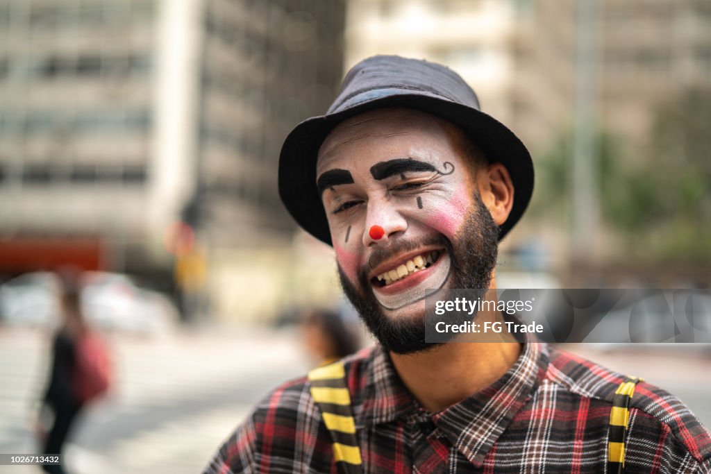 Palhaço engraçado cara faz