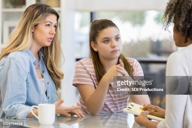 adolescente y su madre hablan con el consejero escolar - teen and doctor fotografías e imágenes de stock