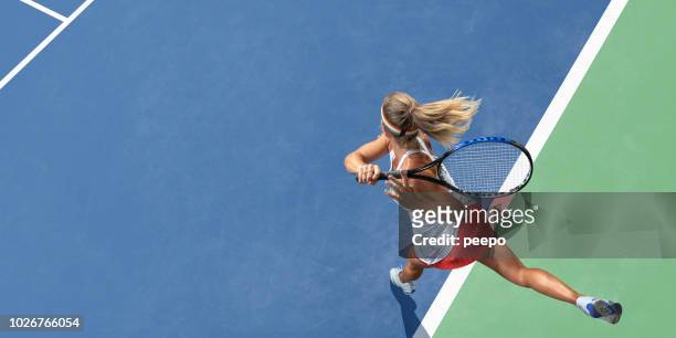 vista dall'alto astratta della tennista femminile dopo il servizio - sportivo foto e immagini stock