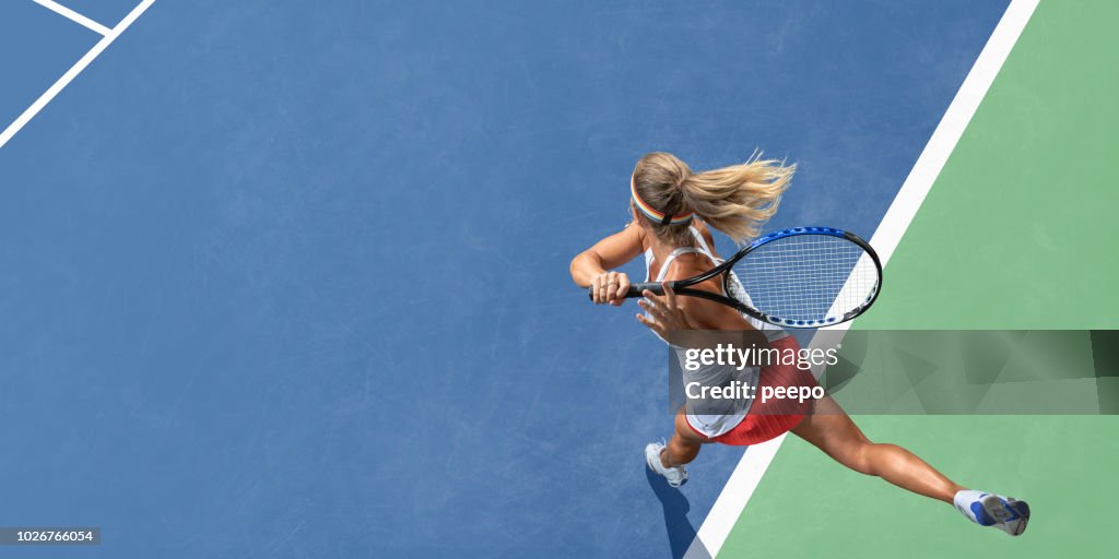女性網球運動員發球後的高級視角
