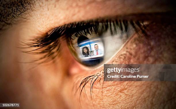 reflection of video conference on computer in eye  - big tech - fotografias e filmes do acervo