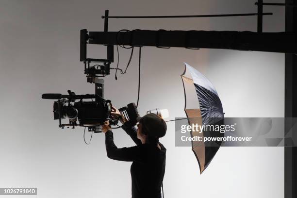 kamerafrau hinter den kulissen auf einem filmset - film light stock-fotos und bilder