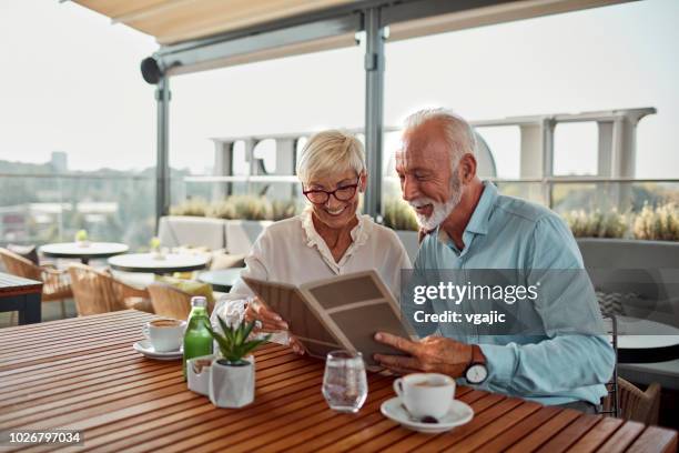 senior paar in restaurant eten bestellen - old couple restaurant stockfoto's en -beelden