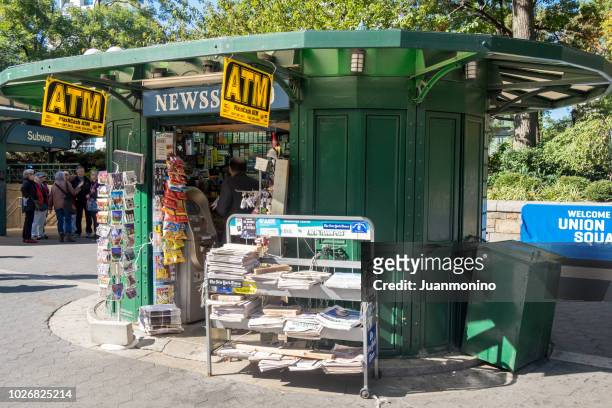 news stand at union square - banca de jornais imagens e fotografias de stock