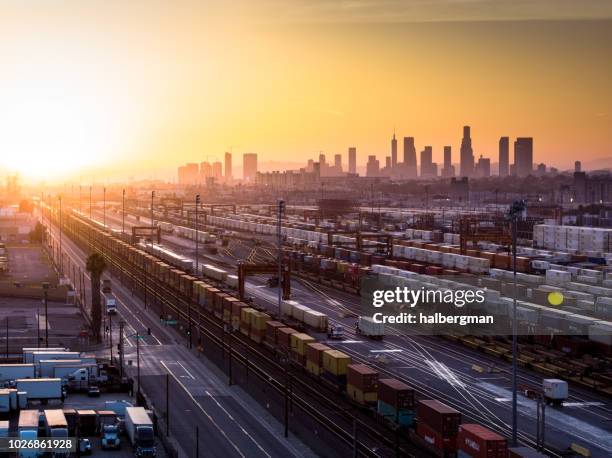 intermodale güterbahnhof mit skyline von los angeles bei sonnenuntergang - yard line stock-fotos und bilder