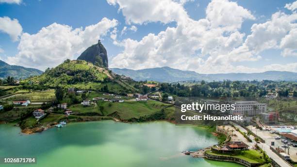 vista aérea de guatape - medellin fotografías e imágenes de stock