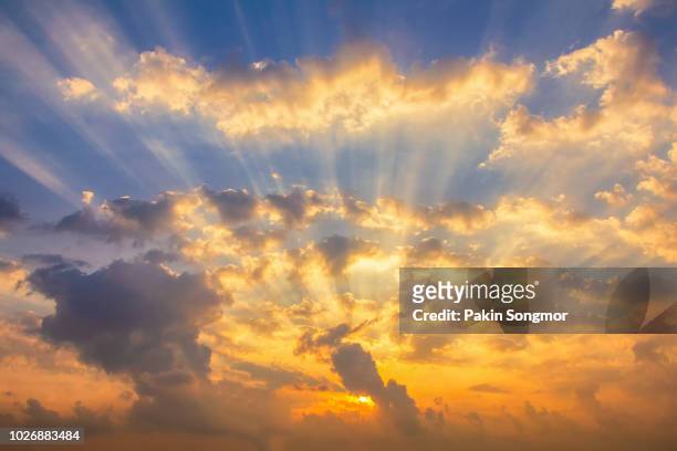 colorful clouds on the dramatic sunset sky - golden clouds stockfoto's en -beelden