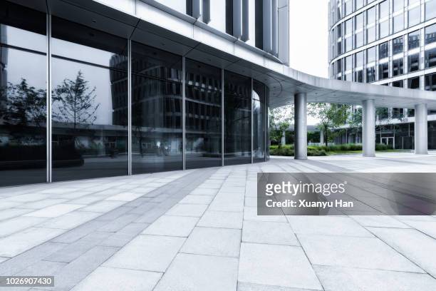 city square - glass entrance stock pictures, royalty-free photos & images