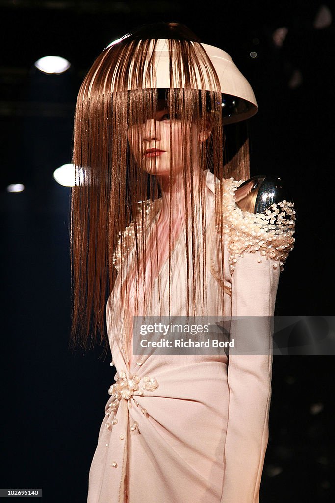 Jantaminiau - Runway - PFW Haute Couture F/W 2011