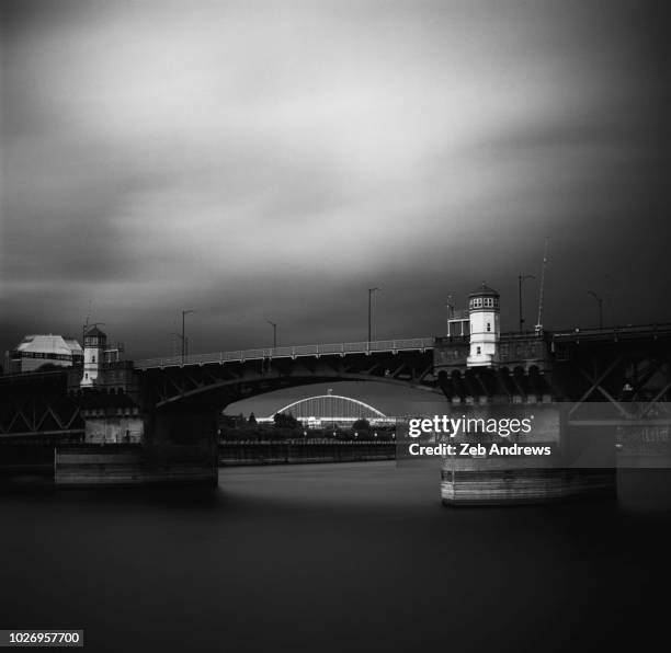 the burnside and fremont bridges over the willamette river in portland, oregon - burnside bridge portland stock-fotos und bilder