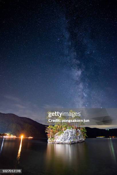 lake toweda at night with milky way, towed, aomori,japan - 東北地方 ストックフォトと画像