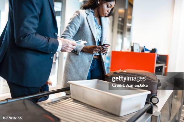 people passing security check on the airport - posto de controlo de segurança imagens e fotografias de stock