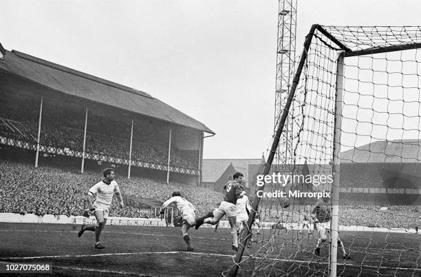 Cup Fifth Round match at Goodison Park. Everton 2 v Tranmere Rovers 0. Everton forward Joe Royle causing problems for the Tranmere defence. 9th March...