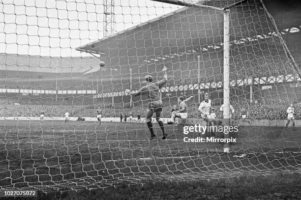 Cup Fifth Round match at Goodison Park. Everton 2 v Tranmere Rovers 0. Action during the match. 9th March 1968.