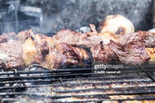 grill on charcoal - vom holzkohlengrill stock-fotos und bilder
