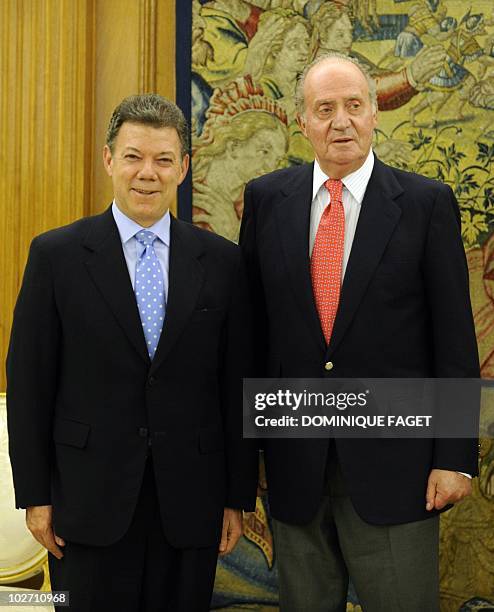 Spain's King Juan Carlos welcomes Colombian President-elect Juan Manuel Santos at the Zarzuela Palace in Madrid on July 08, 2010. AFP PHOTO /...