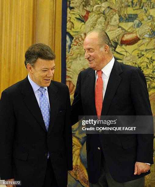 Spain's King Juan Carlos welcomes Colombian President-elect Juan Manuel Santos at the Zarzuela Palace in Madrid on July 08, 2010. AFP PHOTO /...