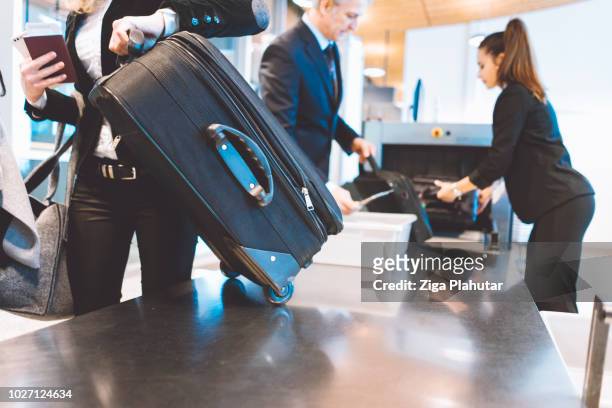 en el punto de verificación de seguridad de aeropuerto - airport luggage fotografías e imágenes de stock