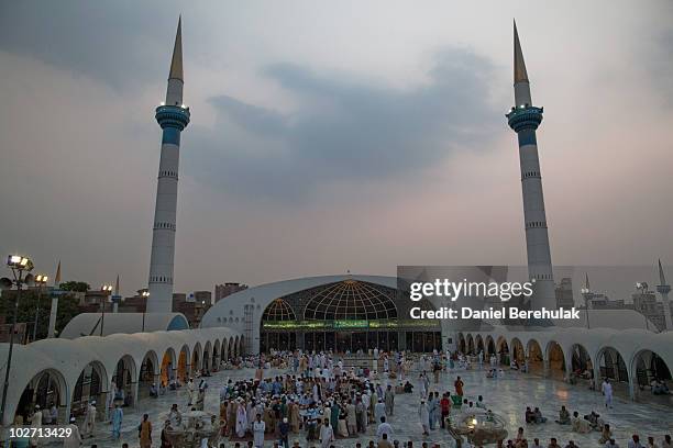 Pakistan Rjb 20 Hazrat Data Ganj Baksh Stock Photos, High-Res Pictures, and Images ...