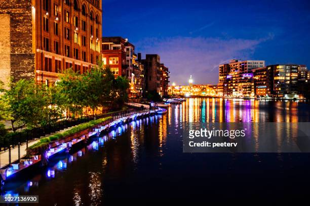 milwaukee downtown riverbank di notte - milwaukee wisconsin foto e immagini stock