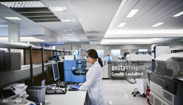 wetenschappelijk onderzoek, die u kunt vertrouwen - patholoog stockfoto's en -beelden