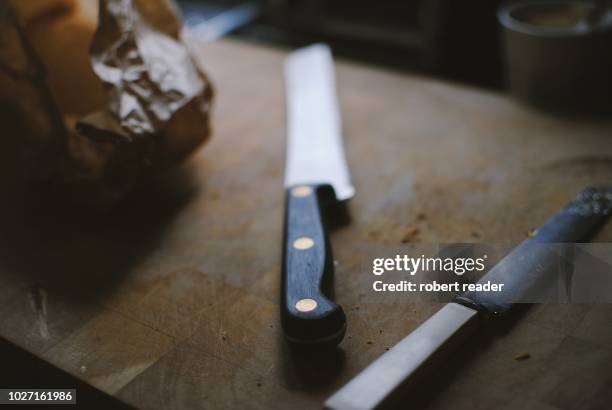 bread knife on wooden cutting board - bread knife stock-fotos und bilder