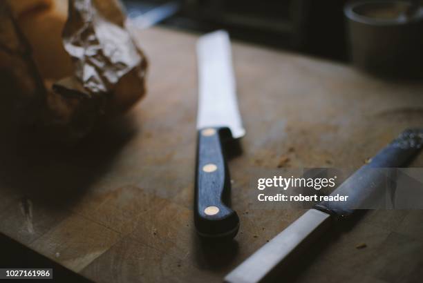 bread knife on wooden cutting board - bread knife stockfoto's en -beelden