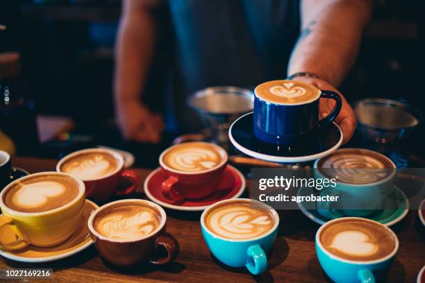 barista serveren koffie - grote groep dingen stockfoto's en -beelden