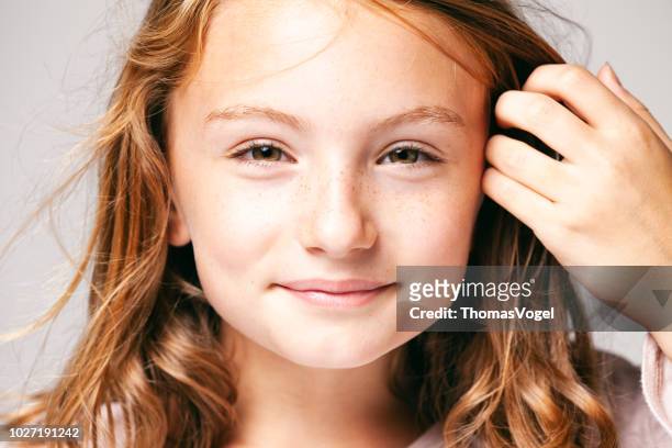 porträt von einem hübschen mädchen 10 jahre alt - kind teenager gesicht haare schönheit spaß augen sommersprossen - 8 9 years stock-fotos und bilder